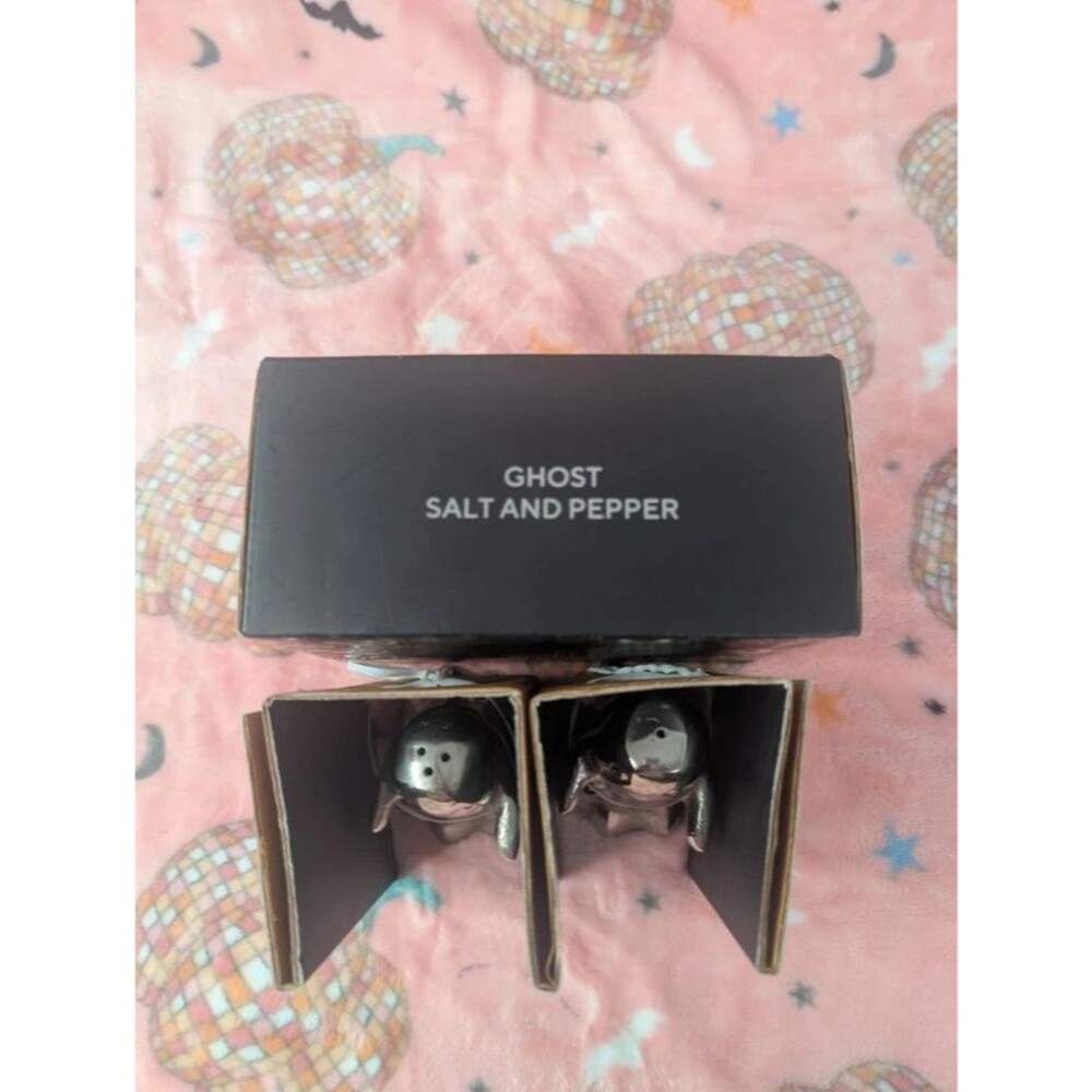 Halloween salt and pepper shakers and napkin rings